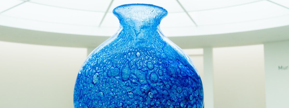 blaue-vase-in-einem-raum
