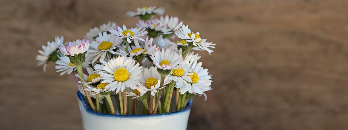 metallvase-mit-blumen